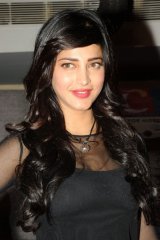 Shruthi Hassan at Yevadu App launch
